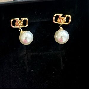 VLOGO SIGNATURE EARRINGS WITH SWAROVSKI PEARLS